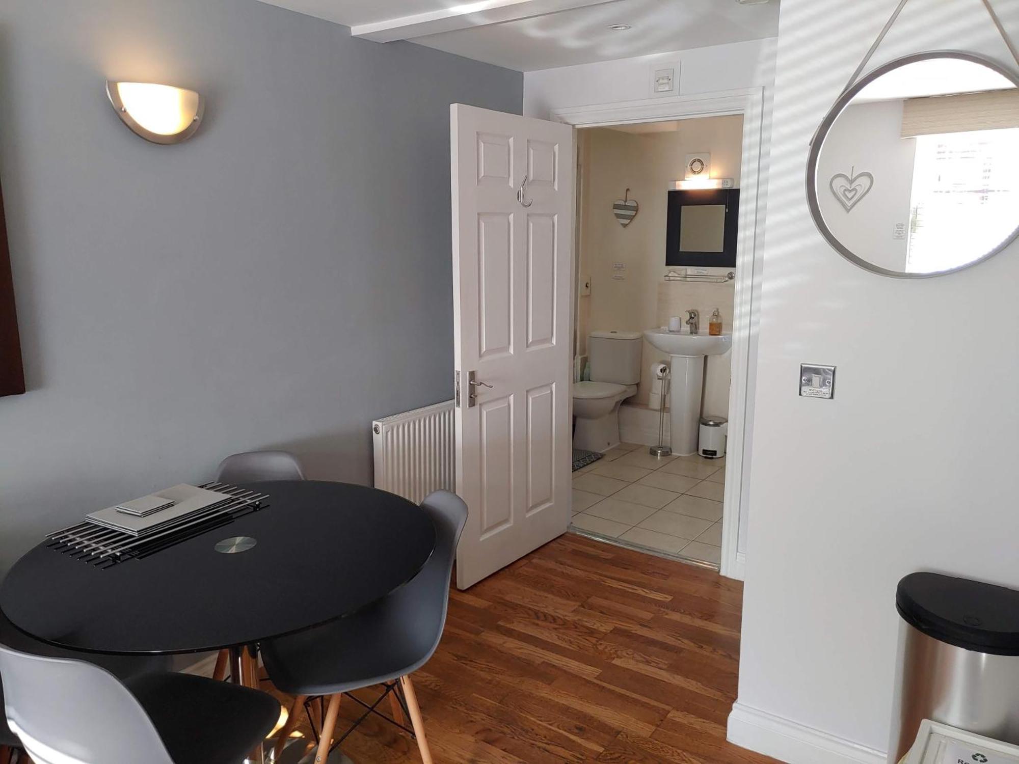 The Bath House Apartments - Free 1St Breakfast - Free Parking Buitenkant foto